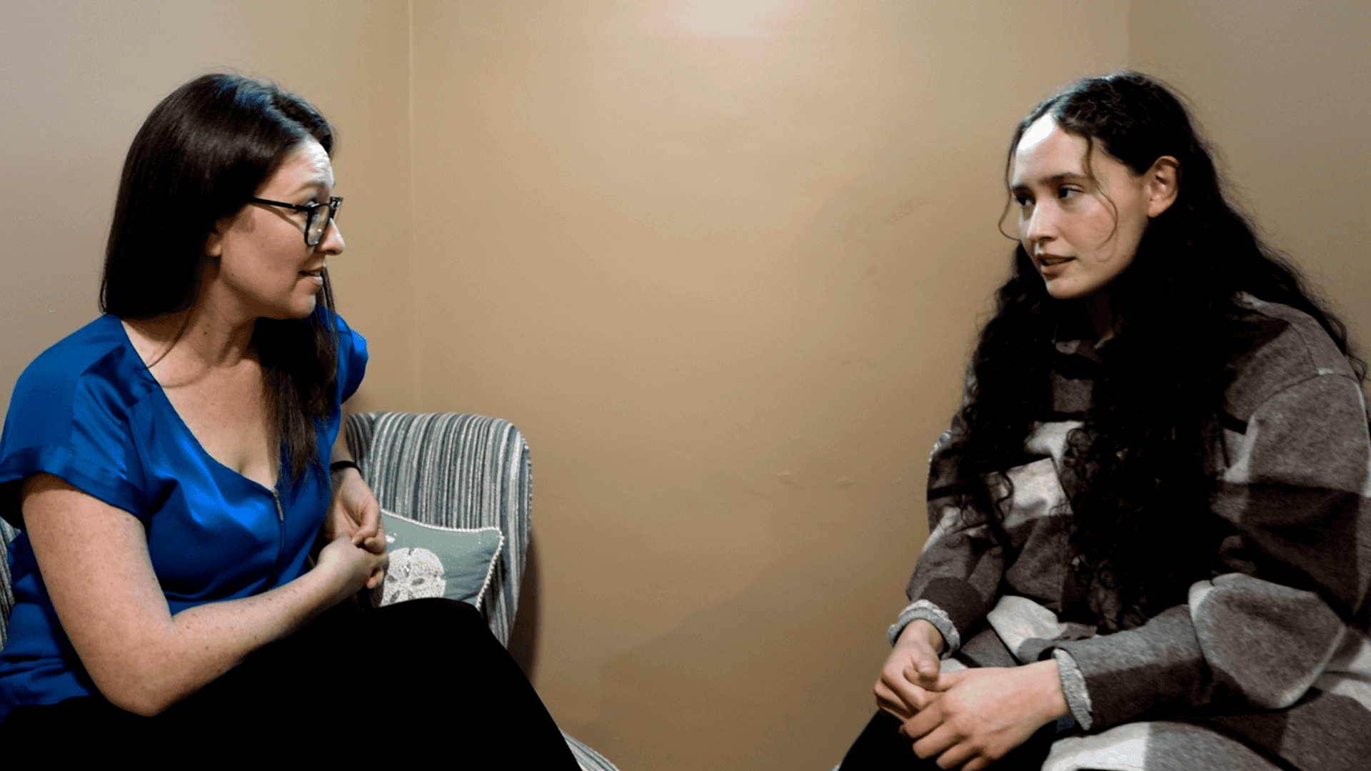 A professional talks to a client at Sierra's rehab in Sacramento, CA.